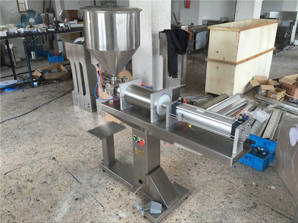 آلة تعبئة العسل شبه الأوتوماتيكية أحادية الرأس