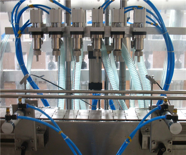 آلة تعبئة السوائل الأوتوماتيكية بستة رؤوس