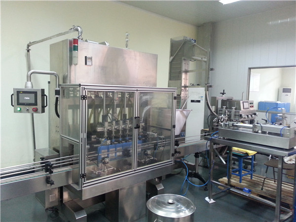 آلة تعبئة زيت المحرك الأوتوماتيكية بـ 6 رؤوس